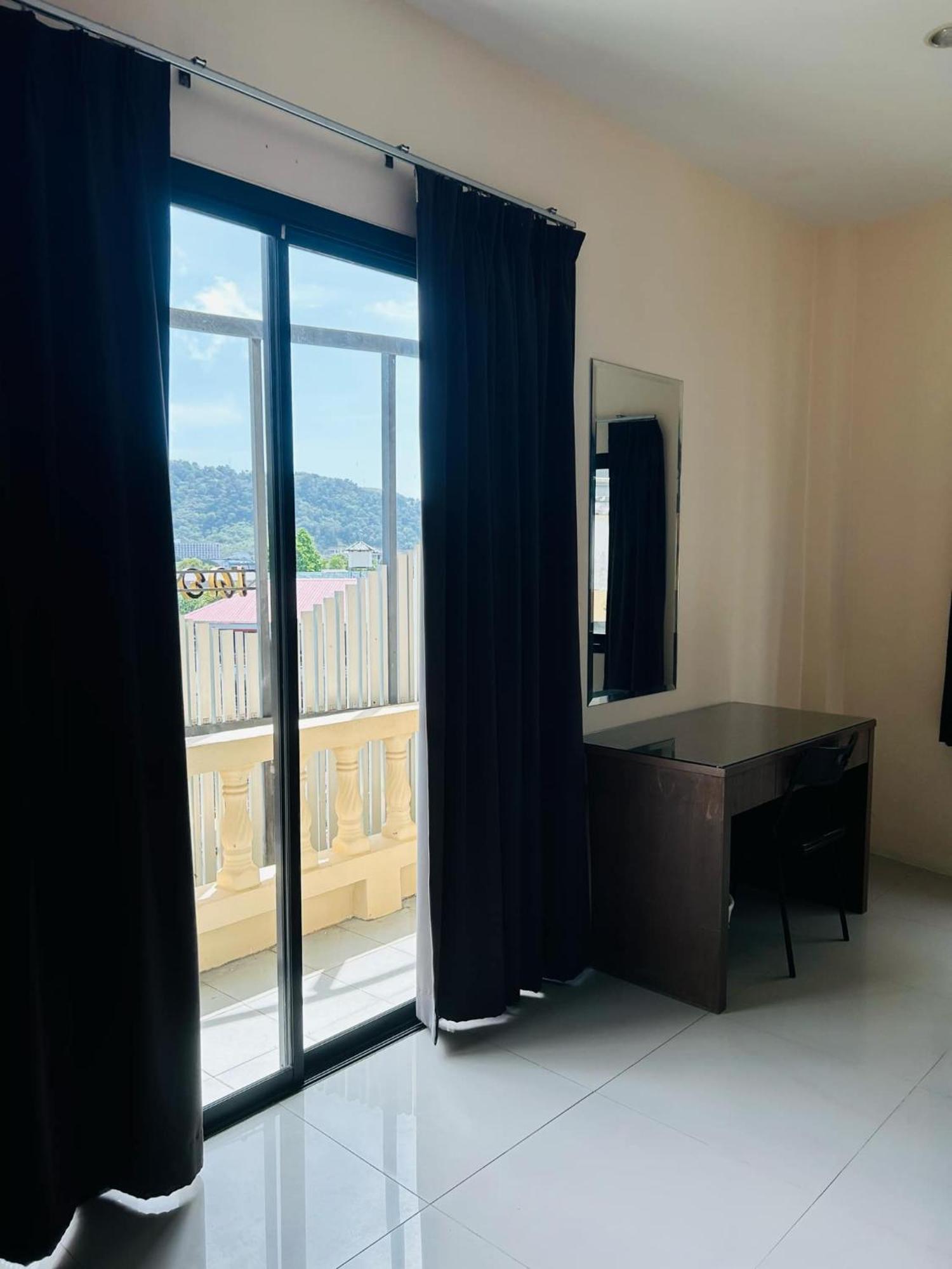 Royal Waves Hotel Patong Bagian luar foto