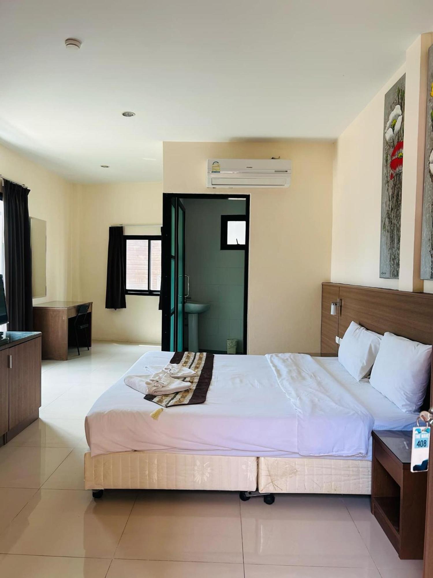 Royal Waves Hotel Patong Bagian luar foto