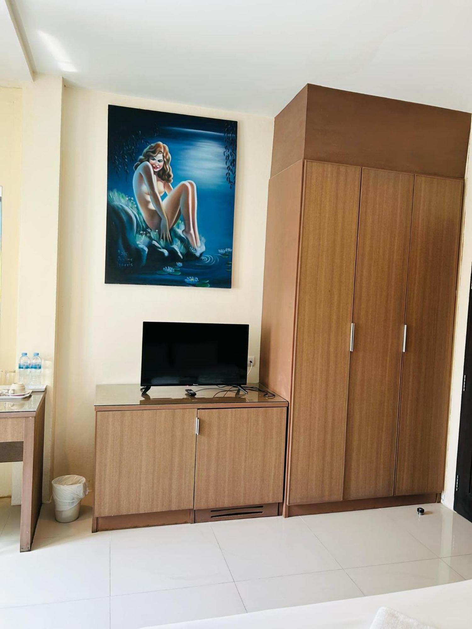 Royal Waves Hotel Patong Bagian luar foto