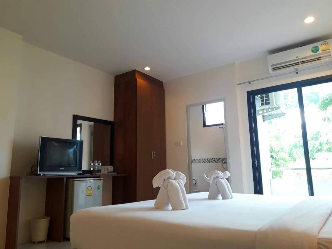 Royal Waves Hotel Patong Bagian luar foto