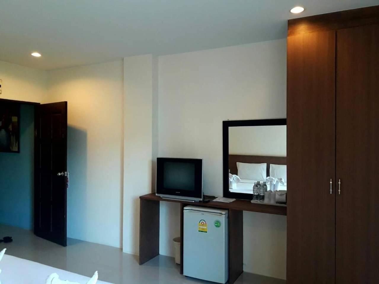 Royal Waves Hotel Patong Bagian luar foto