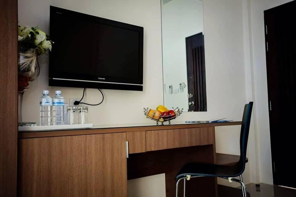 Royal Waves Hotel Patong Bagian luar foto