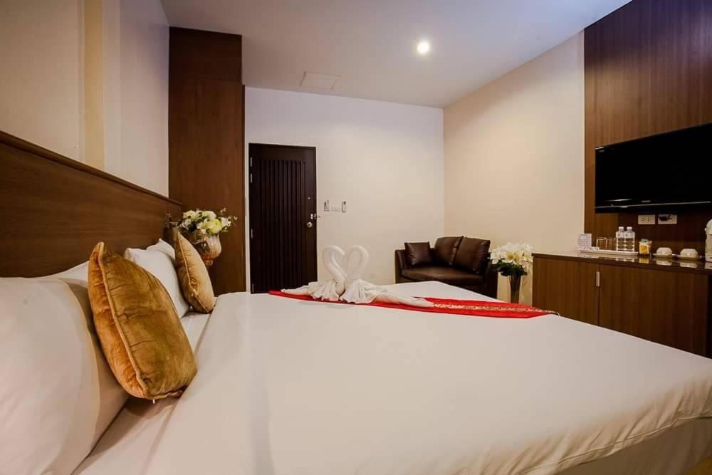 Royal Waves Hotel Patong Bagian luar foto