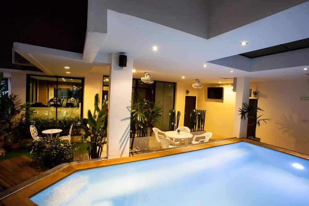 Royal Waves Hotel Patong Bagian luar foto