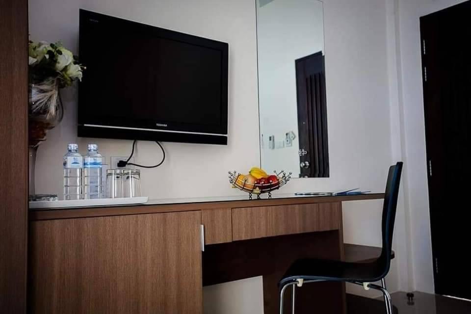 Royal Waves Hotel Patong Bagian luar foto